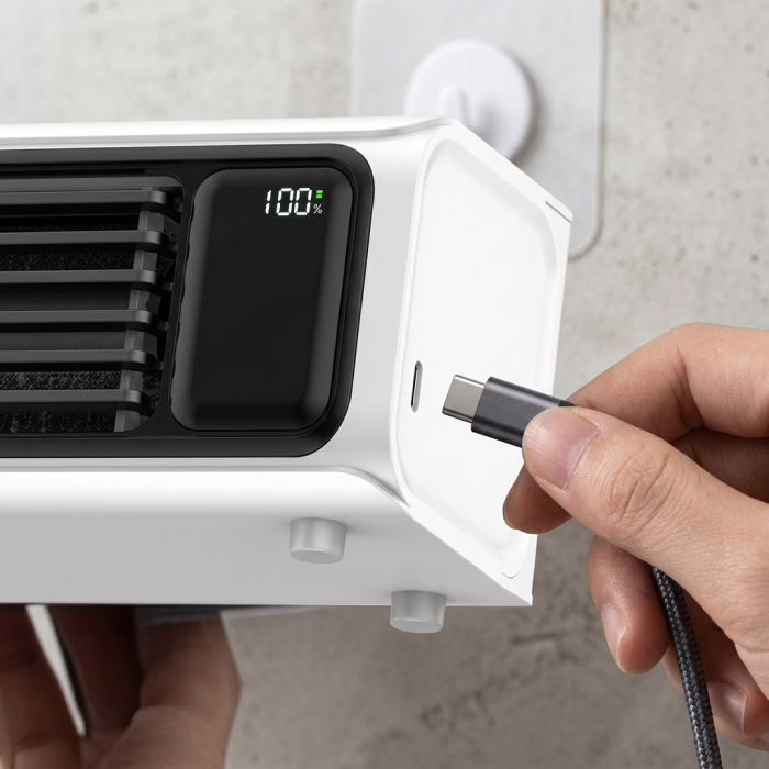 Eine Hand steckt ein USB-C-Kabel in den Sockel des FrostyLax Luftkühlers