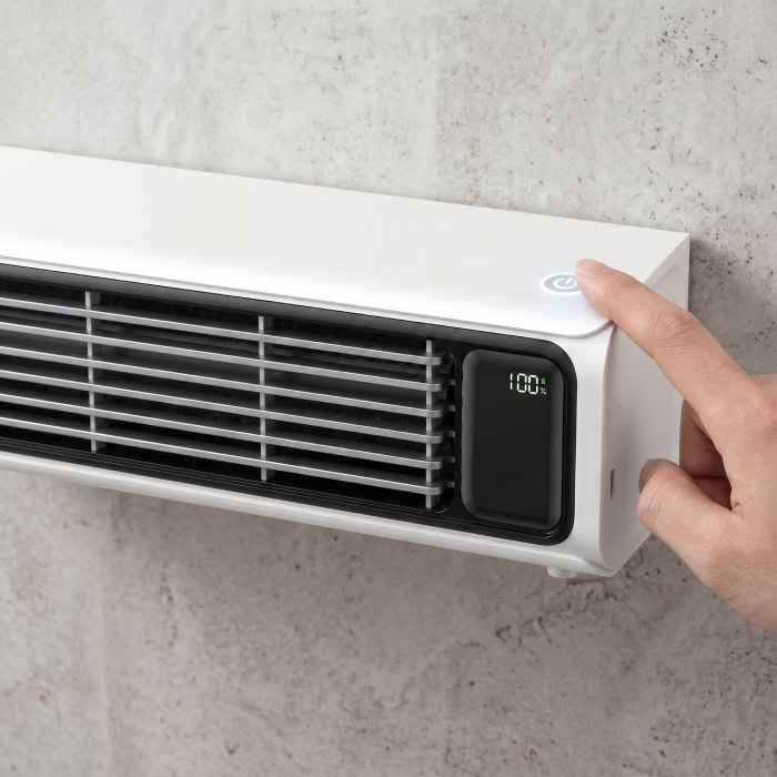Ein Finger bedient das Touchfeld des an der Wand montierten FrostyLax Luftkühlers